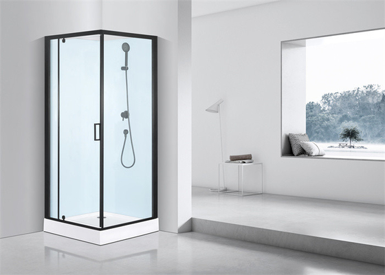 Cabin tắm kính chải chải với tường phía sau sơn màu đen và chiều cao khay 15cm